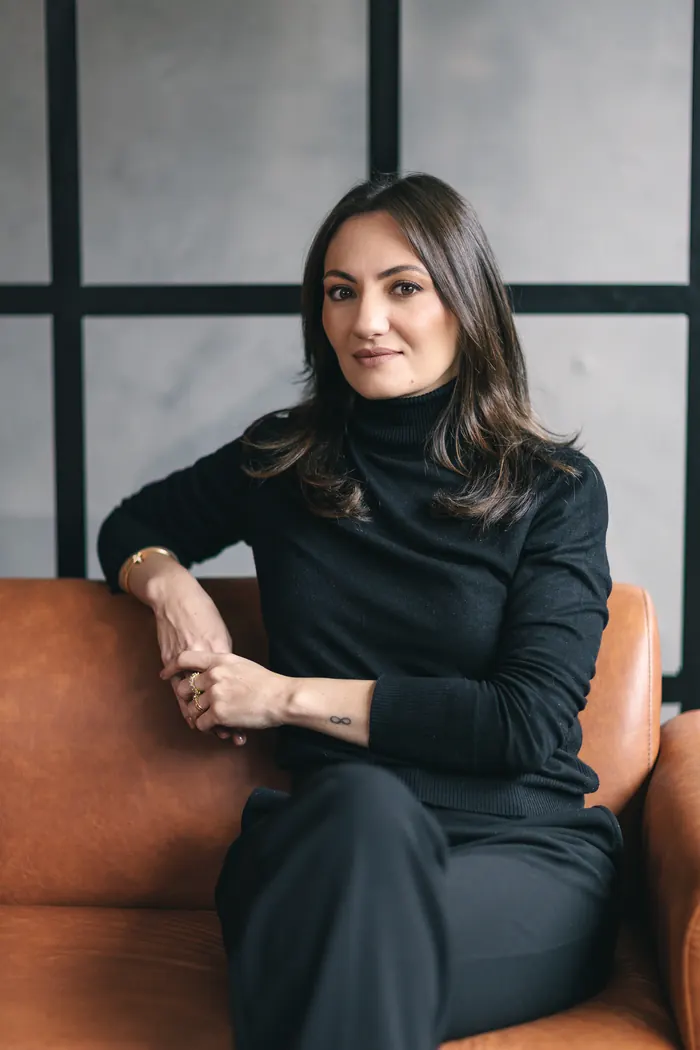 Bruna Lopes de Barros em seu ambiente de trabalho