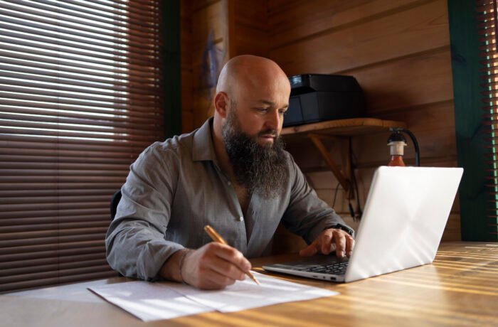 Ghostwriter para executivos: como delegar sua voz com segurança e ética