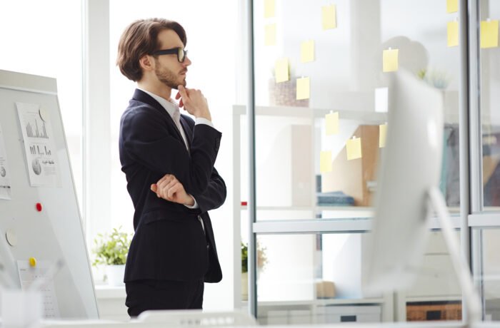 Thought leadership B2B: transformando executivos em vozes de confiança